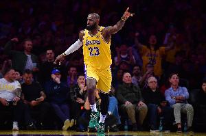 A-史密斯：詹姆斯掙多少錢都是他應(yīng)得的 他在NBA掙得太少了