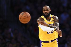 A-史密斯：詹姆斯現(xiàn)在只剩下博眼球了嗎？爭(zhēng)冠的底氣和目標(biāo)呢？