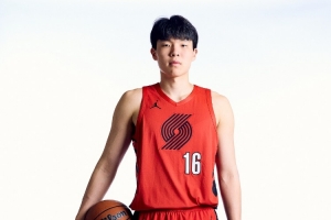 媒體人：比賽節(jié)奏很快 楊瀚森要從扎實的掩護、卡位、護筐做起