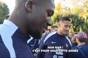 科納特向薩利巴展示一張他舉起英超冠軍的照片，并問：這是你嗎？