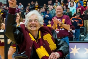 106歲校隊頭號粉絲去世！因擔(dān)任洛約拉校隊官方牧師而全美出名