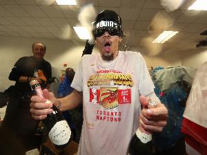 三隊(duì)三冠頂級(jí)3D！去年今日：丹尼-格林在個(gè)人社媒宣布退役