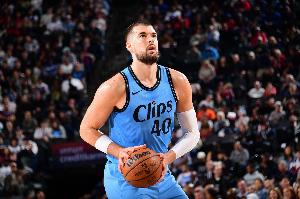 為所欲為！祖巴茨半場8中7高效拿下15分5板2助 罰球4中1略顯尷尬