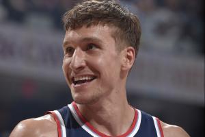 又傷了！比賽剛開打130秒 博格丹下背部不適返回更衣室