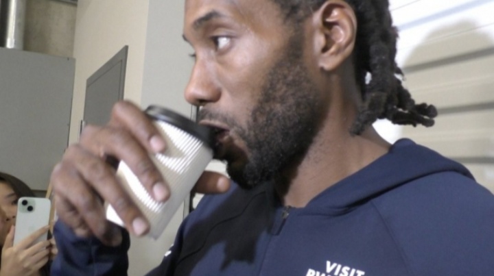 cue一下老詹！記者問杯子裝得啥 小卡打趣：軒尼詩??