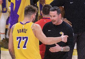 楊毅：雷迪克靠和老詹做播客上位 但現(xiàn)在叛變了 跟白人東契奇抱團