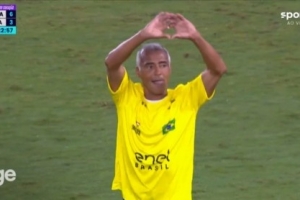 風(fēng)采依舊！傳奇賽巴西8-3意大利，羅馬里奧中圈啟動(dòng)單刀吊射破門