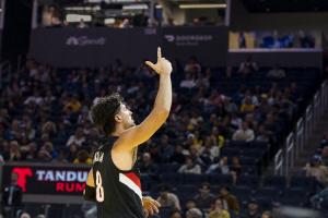 這隊友能處~阿夫迪亞曬助攻楊瀚森進三分的畫面 連續(xù)背運瀟灑傳球