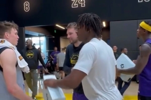 發(fā)福利啦！湖人官方曬昨日訓練后東契奇向全隊贈送簽名球鞋