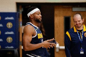 掘記：布魯斯-布朗曾收到湖人太陽(yáng)等多隊(duì)報(bào)價(jià) 最終選擇底薪回掘金