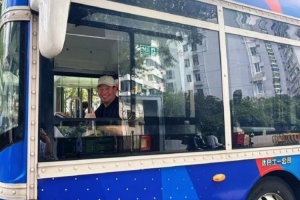 幾路司機(jī)？申花主帥斯盧茨基大巴車駕駛室玩擺拍