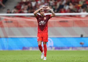 上觀新聞?wù)劰潘顾直蛔妨P：中國足球地位下滑，中超球隊成肥羊