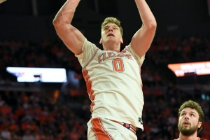 上賽季在大學(xué)場(chǎng)均11.4分6.4板！隊(duì)記：雷霆簽下中鋒維克托-拉欣