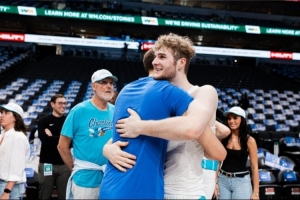 高中隊友相遇！利亞姆-麥克尼利與弗拉格熱情相擁！