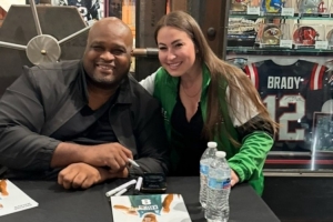 老哥你又胖了！美記曬活動(dòng)中與綠軍名宿安東尼-沃克合影