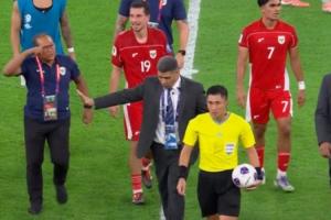 差點(diǎn)被打??馬寧賽后連給印尼3紅+遭背后怒推，被安保護(hù)送離場(chǎng)