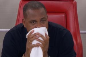 氣哭了？印尼主帥克魯伊維特賽后怒砸椅子，不斷擦臉眼眶泛紅