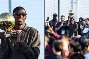 衣錦還鄉(xiāng)！登貝萊帶著金球獎回到家鄉(xiāng)，向家鄉(xiāng)人民展示金球