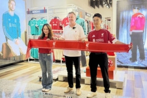 擴展市場！利物浦在深圳開店，名宿麥克馬納曼到場參加活動