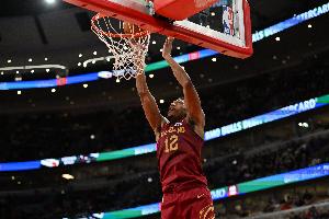 亨特撞到膝蓋下半場沒打！阿特金森：沒必要冒這個風(fēng)險