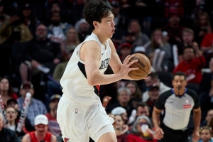 媒體人：相較于首戰(zhàn)勇士楊瀚森明顯更從容 他得提升無球存在感