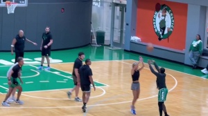 人干事？馬祖拉超遠(yuǎn)三分迎射女記者 率綠軍教練57比4暴打記者隊(duì)！