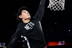 籃網(wǎng)自媒體：曾凡博能回中國拿7位數(shù)年薪 或者去G聯(lián)盟年薪10萬刀