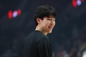 媒體人：開拓者對楊瀚森的調(diào)整有成效 希望看到技術(shù)上有更多進(jìn)步