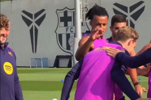 ??巴薩球員在訓練課列隊用拍頭禮祝賀德容續(xù)約、費爾明傷愈歸隊