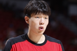 媒體人：楊瀚森很多的防守壞習(xí)慣都是在CBA和青年隊養(yǎng)成的 趕緊改