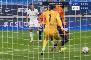 假摔！顏駿凌出擊蘭克爾-澤倒地，主裁看VAR后判定蘭克爾-澤假摔