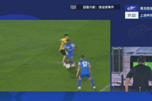 馬納法倒地，主裁看VAR判罰點球！吳曦點射命中，申花1-1西海岸