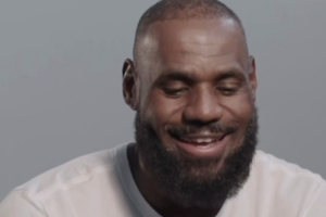 詹姆斯開(kāi)球星卡花絮：開(kāi)到了克萊和自己 仿佛回到了童年 這太酷了