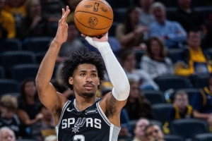 這場狀態(tài)著實一般！哈珀全場10中3拿到6分3助&4失誤 半場6中1