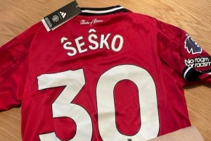 曼聯(lián)球迷新買球衣印字符號(hào)錯(cuò)誤，舍什科向其贈(zèng)送一件簽名球衣