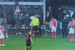 不給新帥面子??法蒂被換后沒(méi)握手直接下場(chǎng)，遭主帥“死亡凝視”