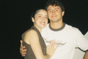 膩在一起！內(nèi)維斯20歲演員女友曬多張合照：過(guò)去幾周的鏡頭之下