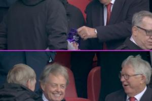 曼聯(lián)領先！弗格森在看臺上分享巧克力給達格利什，弗爵笑得超開心