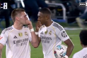 不和諧…馬斯坦托諾與阿拉巴爭(zhēng)罰任意球，未果后表露不滿略顯生氣