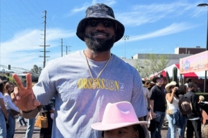 慈世平曬參加湖人親子活動(dòng)：感謝東契奇和詹姆斯與我孫女合影