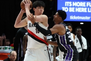 時(shí)好時(shí)壞很可能是楊瀚森賽季的正常狀態(tài) 他必須加強(qiáng)籃板球能力