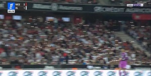 鬧烏龍！因誤將球迷反恐口號聽成恐同口號，法甲裁判中斷比賽