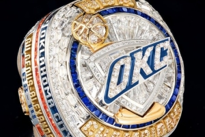 這得值不少錢吧??雷霆總冠軍戒指介紹視頻：外觀炫酷 內(nèi)藏玄機(jī)