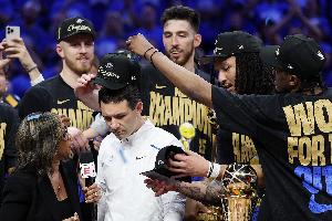 升起冠軍旗幟&領戒指！戴格諾特：很開心球迷能經(jīng)歷這樣時刻