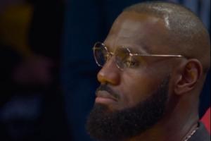 ??在想啥？湖人大比分落后 詹姆斯在場邊瞇著眼&面無表情