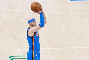 防守依舊頂級！卡魯索9中3&三分6中2拿8分 2搶帽&造進(jìn)攻犯規(guī)表現(xiàn)