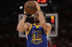 頂級射手的常規(guī)操作！庫里賽前Logo三分輕松兩連中