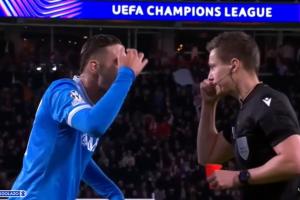 示意主裁腦子不好or示意對手用頭碰球？盧卡用手狂指腦門吃到直紅