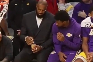 庫(kù)里：詹姆斯肯定想上場(chǎng)打球 他缺陣我相信是有正當(dāng)理由的