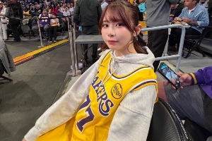 坐老詹身后的美女是誰(shuí)？日本性感女星！身材犯規(guī)！還是庫(kù)里球迷？